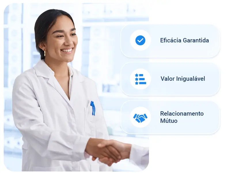 Farmaceutica sorrindo, lista com benefícios para farmácias do HUbFarmacon