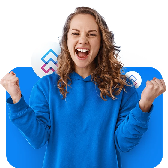 Mulher loira de casaco azul sorrindo, comemorando empolgada com punho serrado pra cima, animada com o clube de benefícios Hubfarmacon